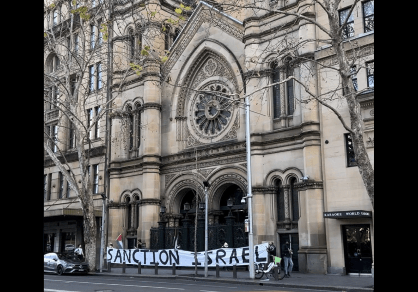 Anti-Israel protestors outside the Great Synagogue in Sydney (image: X/@DrewPavlou)